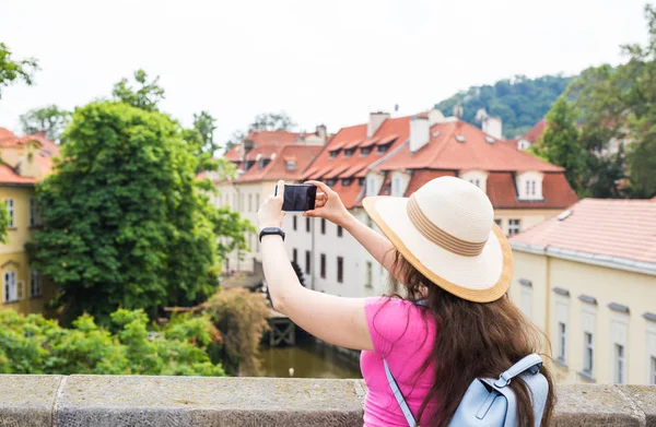 Turista femenina tomando una foto con teléfono móvil — Foto de Stock