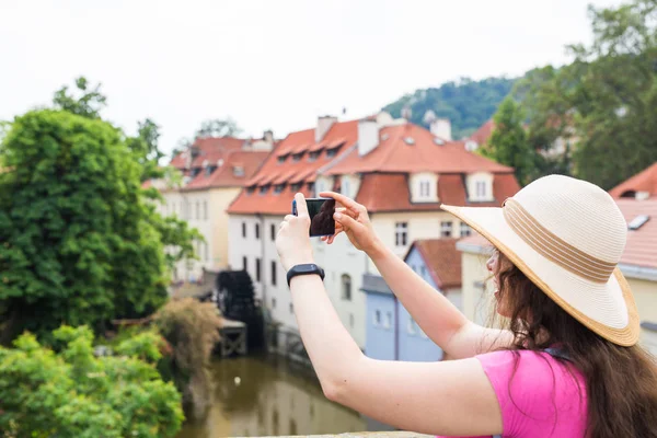 Mujer tomando fotos de la Ciudad Vieja de Praga con un teléfono inteligente . — Foto de Stock