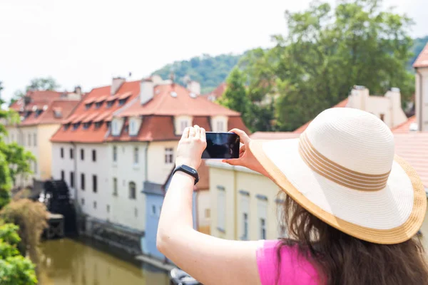 Kadın turist cep telefonu ile fotoğraf çekme — Stok fotoğraf