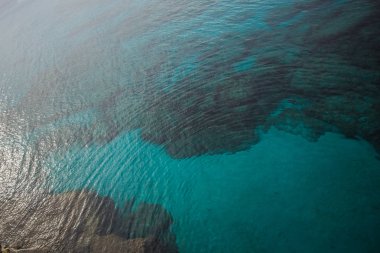 Protaras, Kıbrıs Adası yakınlarında masmavi su ile defne deniz.