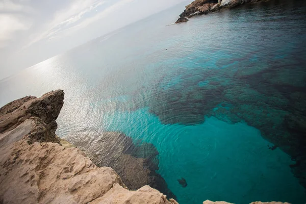 Falaises rocheuses et baie de mer avec eau azur près de Protaras, Chypre île . — Photo