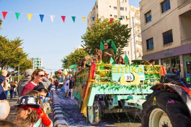 Limassol, Kıbrıs - 26 Şubat: Tanımlanamayan karnaval katılımcılar Mart ayında Kıbrıs karnaval geçit üzerinde 26 Şubat 2017 Limassol, Kıbrıs