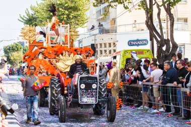 Limassol, Kıbrıs - 26 Şubat: Büyük karnaval geçit töreni - kimliği belirsiz bir kişi her yaş, cinsiyet ve milliyet sokak Karnavalı, 26 Şubat 2017 Limasol'da sırasında renkli kostümleri