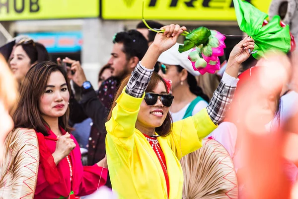 Limassol, Cypern - 26 februari: Grand Carnival Parade - en oidentifierade personer i alla åldrar, kön och nationalitet i färgglada dräkter under gatan karnevalen, 26 februari 2017 i Limassol — Stockfoto