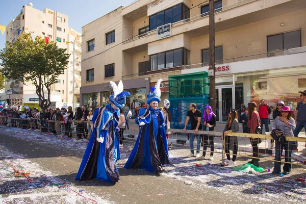 LIMASSOL, CHIPRE - 26 DE FEBRERO: Participantes del Carnaval en el Desfile de Carnaval de Chipre el 26 de febrero de 2017 en Limassol — Foto de Stock