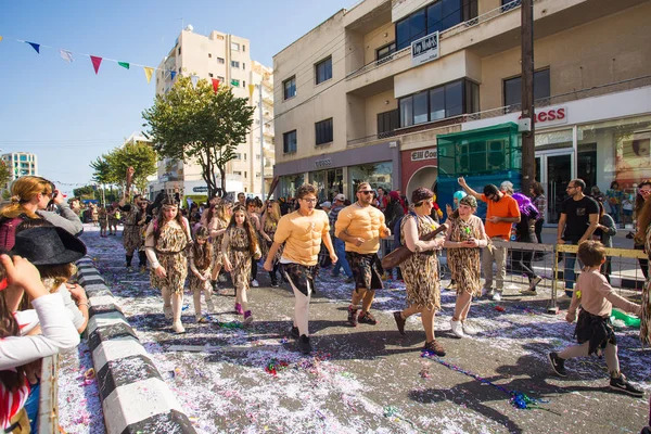 LIMASSOL, CHIPRE - 26 DE FEBRERO: Participantes del Carnaval en el Desfile de Carnaval de Chipre el 26 de febrero de 2017 en Limassol — Foto de Stock