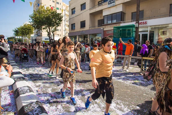 LIMASSOL, CHIPRE - 26 DE FEBRERO: Participantes del Carnaval en el Desfile de Carnaval de Chipre el 26 de febrero de 2017 en Limassol — Foto de Stock