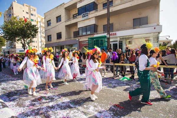 LIMASSOL, CHIPRE - 26 DE FEBRERO: Participantes del Carnaval en el Desfile de Carnaval de Chipre el 26 de febrero de 2017 en Limassol — Foto de Stock