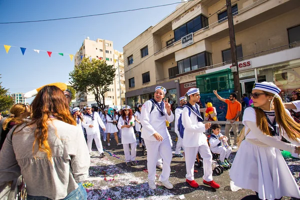 LIMASSOL, CHIPRE - 26 DE FEBRERO: Participantes del Carnaval en el Desfile de Carnaval de Chipre el 26 de febrero de 2017 en Limassol — Foto de Stock