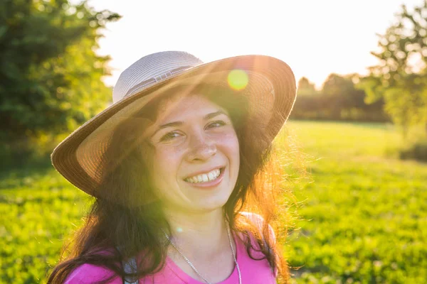 Close-up van portret op leuke grappige lachen of verrast vrouw met sproeten in hoed — Stockfoto
