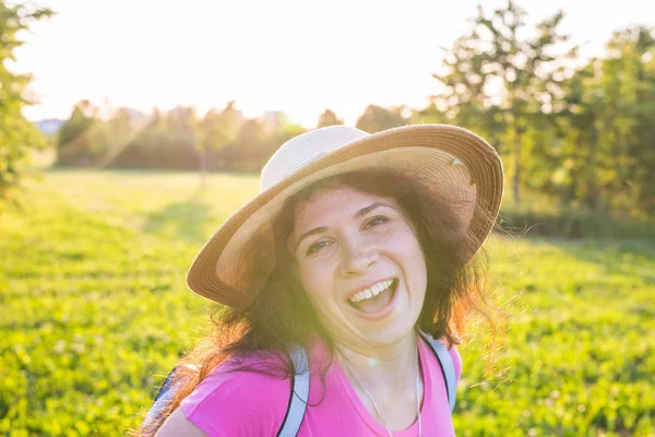 Close-up van portret op leuke grappige lachen of verrast vrouw met sproeten in hoed — Stockfoto