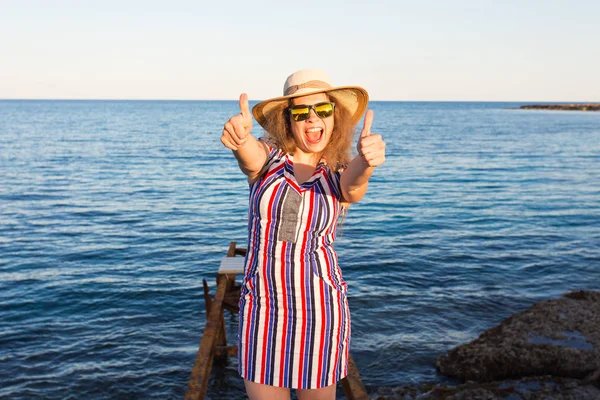 Jonge mooie vrouw duimen opdagen op het strand — Stockfoto