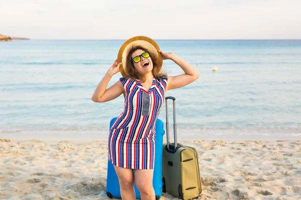 Gelukkig lachende vrouw tourist met koffers permanent in de buurt van de zee. Reis- en zomer vakantie concepten. — Stockfoto