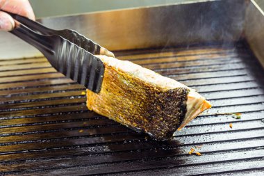 ev elektronik ızgara plakası lezzetli diyet balık unu üzerinde kavrulmuş somon yakın çekim