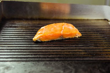 ev elektronik ızgara plakası lezzetli diyet balık unu üzerinde kavrulmuş somon yakın çekim