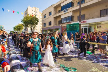 Limassol, Kıbrıs - 26 Şubat: Büyük karnaval geçit töreni - kimliği belirsiz bir kişi her yaş, cinsiyet ve milliyet sokak Karnavalı, 26 Şubat 2017 Limasol'da sırasında renkli kostümleri