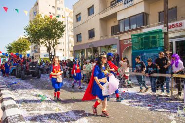 Limassol, Kıbrıs - 26 Şubat: Tanımlanamayan karnaval katılımcılar Mart ayında Kıbrıs karnaval geçit üzerinde 26 Şubat 2017 Limassol, Kıbrıs