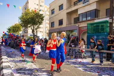 Limassol, Kıbrıs - 26 Şubat: Tanımlanamayan karnaval katılımcılar Mart ayında Kıbrıs karnaval geçit üzerinde 26 Şubat 2017 Limassol, Kıbrıs