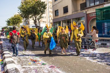 Limassol, Kıbrıs - 26 Şubat: Tanımlanamayan karnaval katılımcılar Mart ayında Kıbrıs karnaval geçit üzerinde 26 Şubat 2017 Limassol, Kıbrıs