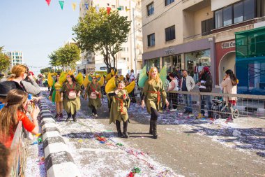 Limassol, Kıbrıs - 26 Şubat: Tanımlanamayan karnaval katılımcılar Mart ayında Kıbrıs karnaval geçit üzerinde 26 Şubat 2017 Limassol, Kıbrıs