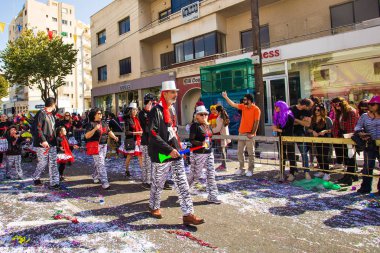 Limassol, Kıbrıs - 26 Şubat: Büyük karnaval geçit töreni - kimliği belirsiz bir kişi her yaş, cinsiyet ve milliyet sokak Karnavalı, 26 Şubat 2017 Limasol'da sırasında renkli kostümleri