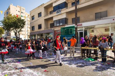 Limassol, Kıbrıs - 26 Şubat: Büyük karnaval geçit töreni - kimliği belirsiz bir kişi her yaş, cinsiyet ve milliyet sokak Karnavalı, 26 Şubat 2017 Limasol'da sırasında renkli kostümleri