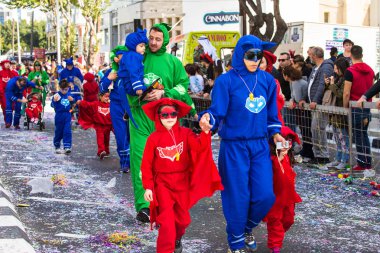 Limassol, Kıbrıs - 26 Şubat: Büyük karnaval geçit töreni - kimliği belirsiz bir kişi her yaş, cinsiyet ve milliyet sokak Karnavalı, 26 Şubat 2017 Limasol'da sırasında renkli kostümleri