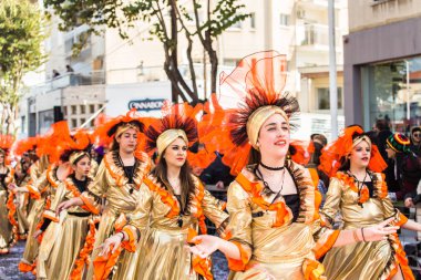 Limassol, Kıbrıs - 26 Şubat: Büyük karnaval geçit töreni - kimliği belirsiz bir kişi her yaş, cinsiyet ve milliyet sokak Karnavalı, 26 Şubat 2017 Limasol'da sırasında renkli kostümleri