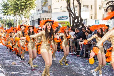 Limassol, Kıbrıs - 26 Şubat: Büyük karnaval geçit töreni - kimliği belirsiz bir kişi her yaş, cinsiyet ve milliyet sokak Karnavalı, 26 Şubat 2017 Limasol'da sırasında renkli kostümleri