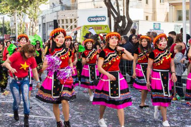 Limassol, Kıbrıs - 26 Şubat: Büyük karnaval geçit töreni - kimliği belirsiz bir kişi her yaş, cinsiyet ve milliyet sokak Karnavalı, 26 Şubat 2017 Limasol'da sırasında renkli kostümleri