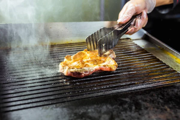 Grillfleisch. saftige Steaks vom Rind - weicher Fokus — Stockfoto
