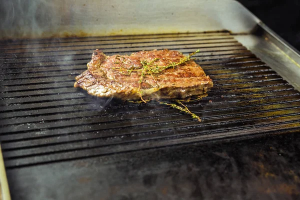 Nahaufnahme eines Steaks auf dem Grill — Stockfoto