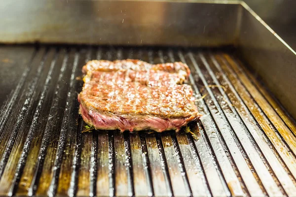 Grillfleisch. saftige Steaks vom Rind - weicher Fokus — Stockfoto