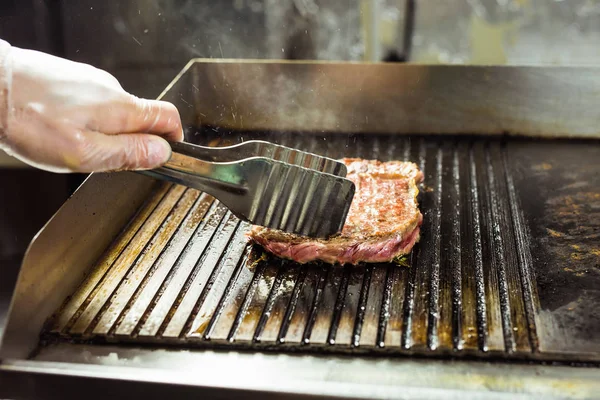 Nahaufnahme eines Steaks auf dem Grill — Stockfoto