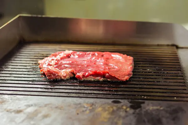 Ψητό κρέας. Ζουμερή μπριζόλα από βοδινό - μαλακό focuse-αυτοκινήτων — Φωτογραφία Αρχείου