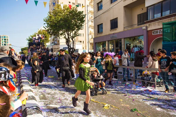 Limassol, Cypern - 26 februari: Oidentifierade Carnival deltagare mars i Cypern Carnival Parade på 26 februari 2017 i Limassol, Cypern — Stockfoto