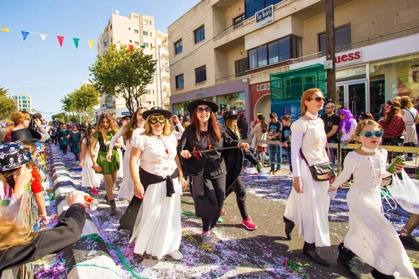 Limassol, Cypern - 26 februari: Grand Carnival Parade - en oidentifierade personer i alla åldrar, kön och nationalitet i färgglada dräkter under gatan karnevalen, 26 februari 2017 i Limassol — Stockfoto