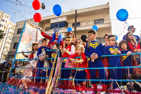 Limassol, Cypern - 26 februari: Barn Carnival tar del i barn carnival parade, 26 februari 2017 i Limassol, Cypern — Stockfoto