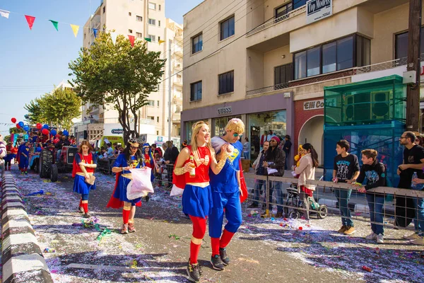LIMASSOL, CHIPRE - 26 DE FEBRERO: Participantes no identificados del Carnaval marchan en el desfile del Carnaval de Chipre el 26 de febrero de 2017 en Limassol, Chipre — Foto de Stock