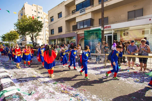 LIMASSOL, CHIPRE - 26 DE FEBRERO: Gran Desfile de Carnaval - un pueblo no identificado de todas las edades, género y nacionalidad con trajes coloridos durante el carnaval callejero, 26 de febrero de 2017 en Limassol — Foto de Stock