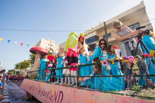 Limassol, Cypern - 26 februari: Barn Carnival tar del i barn carnival parade, 26 februari 2017 i Limassol, Cypern — Stockfoto