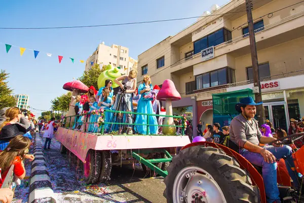 LIMASSOL, CIPRO - 26 FEBBRAIO: Partecipanti al Carnevale di Cipro il 26 febbraio 2017 a Limassol — Foto Stock