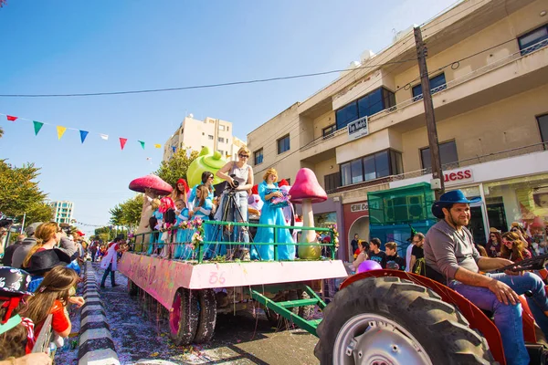 LIMASSOL, CHIPRE - 26 DE FEBRERO: Carnaval infantil participa en desfile de carnaval infantil, 26 de febrero de 2017 en Limassol, Chipre — Foto de Stock