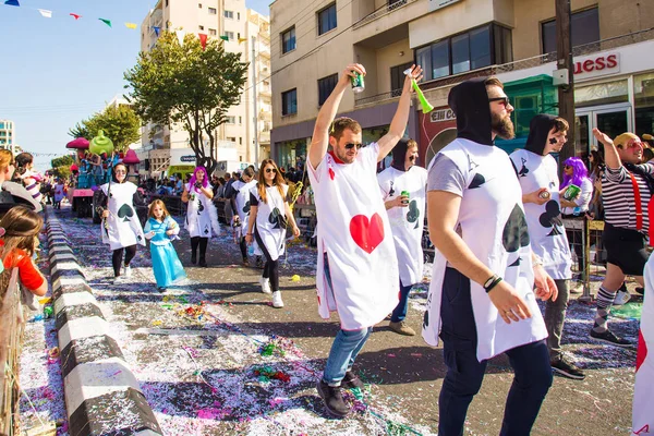 LIMASSOL, CHIPRE - 26 DE FEBRERO: Participantes no identificados del Carnaval marchan en el desfile del Carnaval de Chipre el 26 de febrero de 2017 en Limassol, Chipre — Foto de Stock