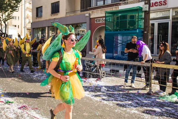 LIMASSOL, CYPRUS - FEVEREIRO 26: Participantes do Carnaval em Chipre Parada do Carnaval em 26 de fevereiro de 2017 em Limassol — Fotografia de Stock