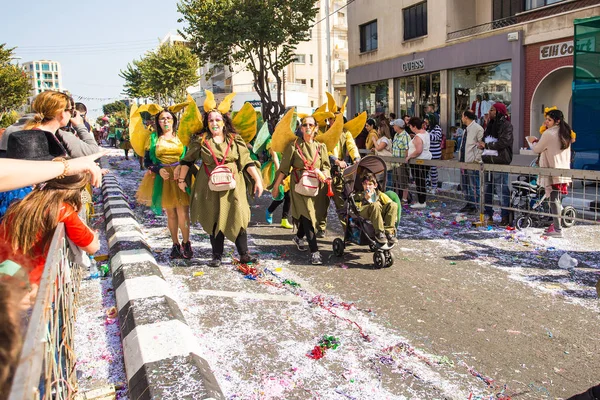 LIMASSOL, CYPRUS - FEVEREIRO 26: Participantes do Carnaval em Chipre Parada do Carnaval em 26 de fevereiro de 2017 em Limassol — Fotografia de Stock