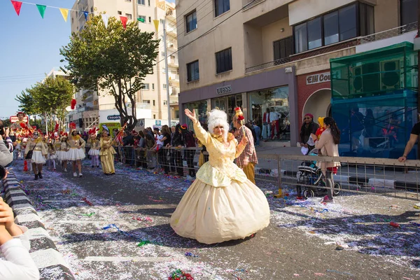 リマソールの 2017 年 2 月 26 日にキプロス カーニバル パレードのリマソール、キプロス - 2 月 26 日: カーニバル参加者 — ストック写真