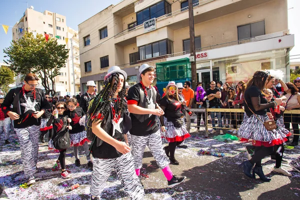 LIMASSOL, CIPRO - 26 FEBBRAIO: Grand Carnival Parade - persone non identificate di tutte le età, sesso e nazionalità in costumi colorati durante il carnevale di strada, 26 febbraio 2017 a Limassol — Foto Stock