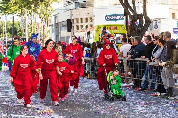 LIMASSOL, CHIPRE - 26 DE FEBRERO: Gran Desfile de Carnaval - un pueblo no identificado de todas las edades, género y nacionalidad con trajes coloridos durante el carnaval callejero, 26 de febrero de 2017 en Limassol — Foto de Stock