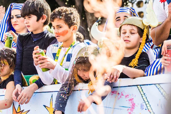 LIMASSOL, CIPRO - 26 FEBBRAIO: Grand Carnival Parade - persone non identificate di tutte le età, sesso e nazionalità in costumi colorati durante il carnevale di strada, 26 febbraio 2017 a Limassol — Foto Stock